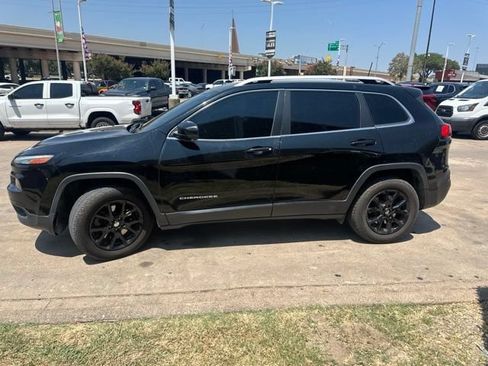 Used 2017 Jeep Cherokee Latitude w/ Safety/Convenience Group AWD/4WD image 5