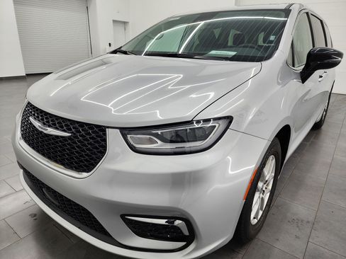 Used 2024 Chrysler Pacifica Touring-L FWD image 5