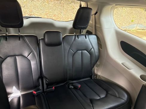 Used 2023 Chrysler Pacifica Touring-L image 14