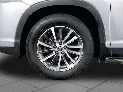 Used 2019 Toyota Highlander XLE FWD image 11