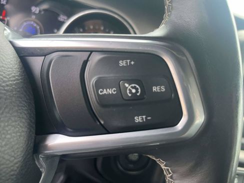 Used 2019 Jeep Wrangler Unlimited Sahara w/ Cold Weather Group AWD/4WD image 20