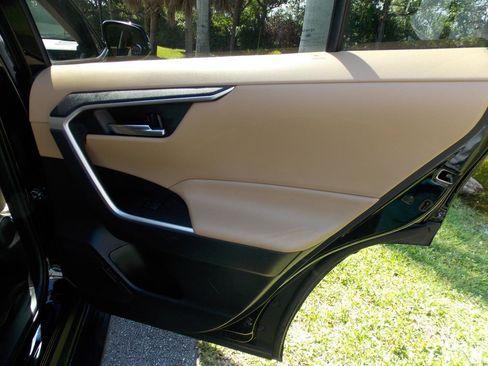 Used 2021 Toyota RAV4 XLE w/ Convenience Package FWD image 14