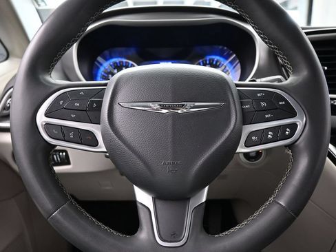 Used 2023 Chrysler Pacifica Touring-L FWD image 23