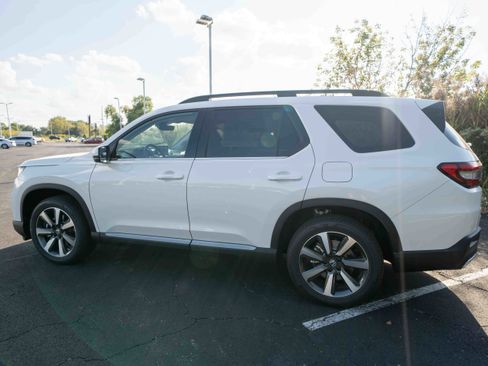 New 2025 Honda Pilot Touring image 4