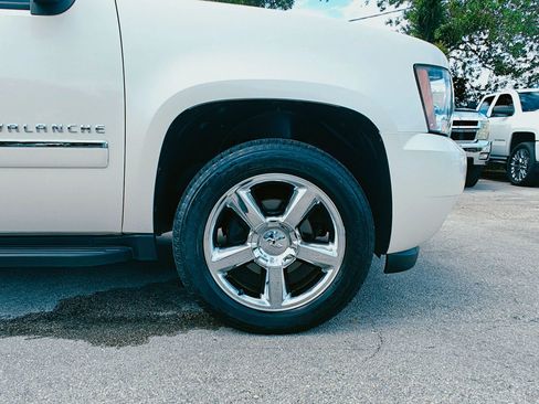 Used 2013 Chevrolet Avalanche LTZ AWD/4WD image 38