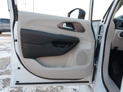 Used 2023 Chrysler Voyager LX image 17