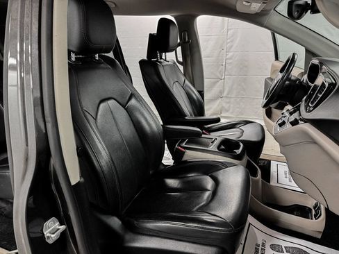 Used 2018 Chrysler Pacifica Touring-L Plus FWD image 10