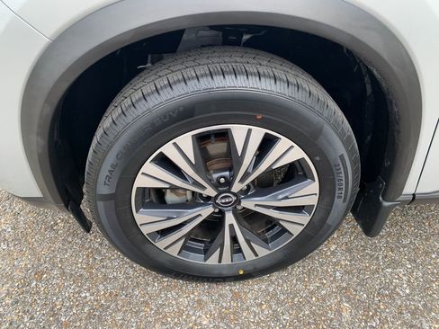 Used 2023 Nissan Rogue SV image 8