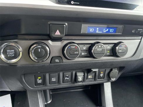 Used 2022 Toyota Tacoma TRD Off-Road image 30