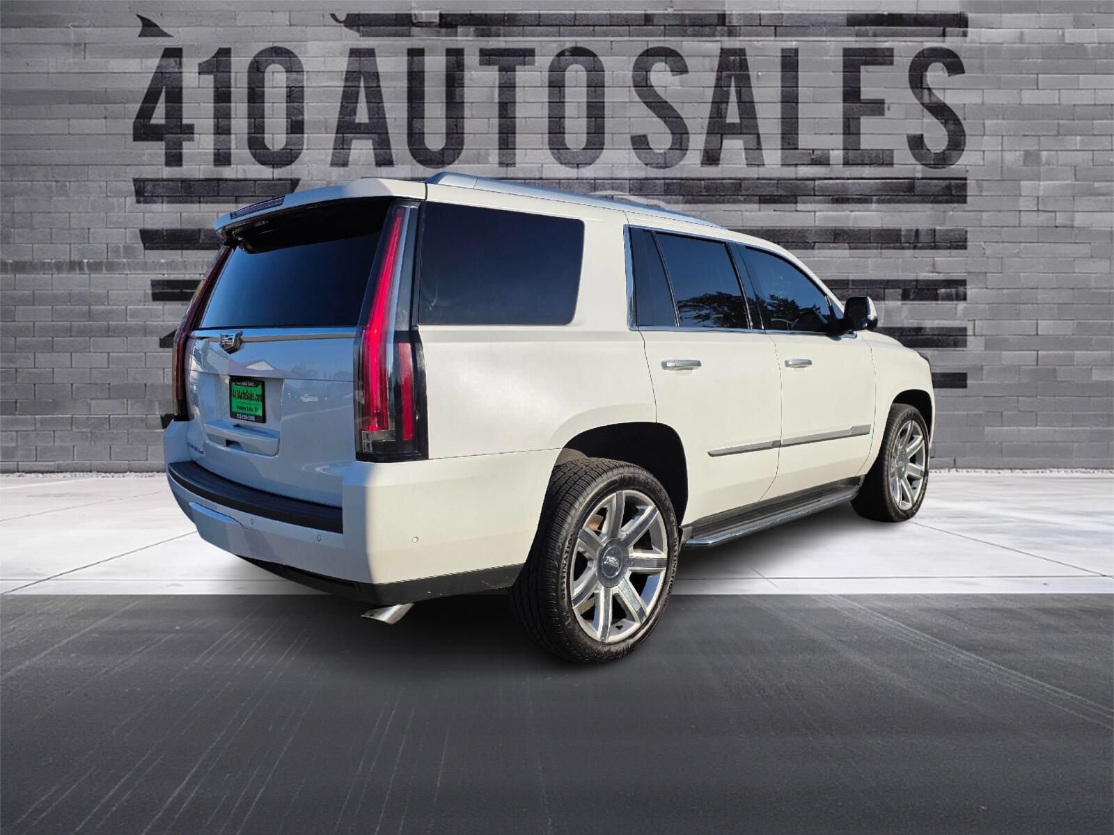 Used 2017 Cadillac Escalade Luxury AWD/4WD image 3