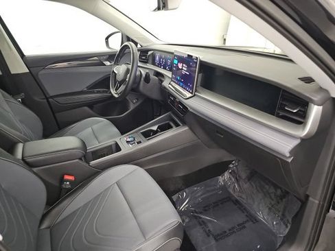 Used 2025 Volkswagen Tiguan SE w/ Panoramic Sunroof Package AWD/4WD image 35