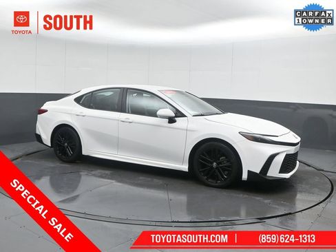 Certified 2025 Toyota Camry SE image 1