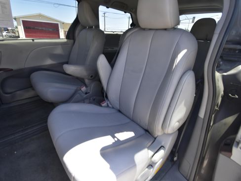 Used 2014 Toyota Sienna XLE w/ Entertainment Package FWD image 9