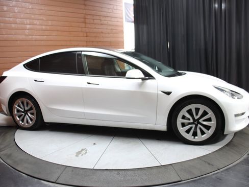 Used 2022 Tesla Model 3 Standard Range image 16