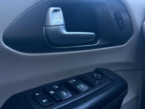 Used 2024 Chrysler Pacifica Touring-L image 20