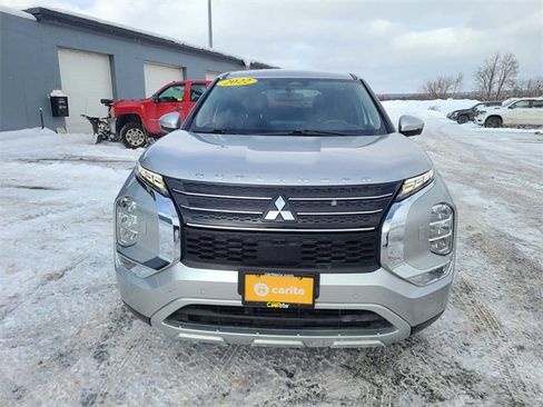 Used 2022 Mitsubishi Outlander SE image 3