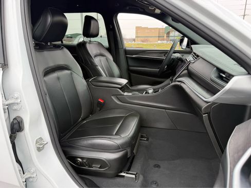 Used 2024 Jeep Grand Cherokee L Limited image 23