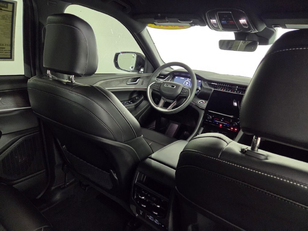Used 2025 Jeep Grand Cherokee Limited w/ Black Appearance Package RWD image 29