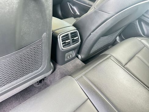 Used 2025 Genesis G70 2.5T image 25