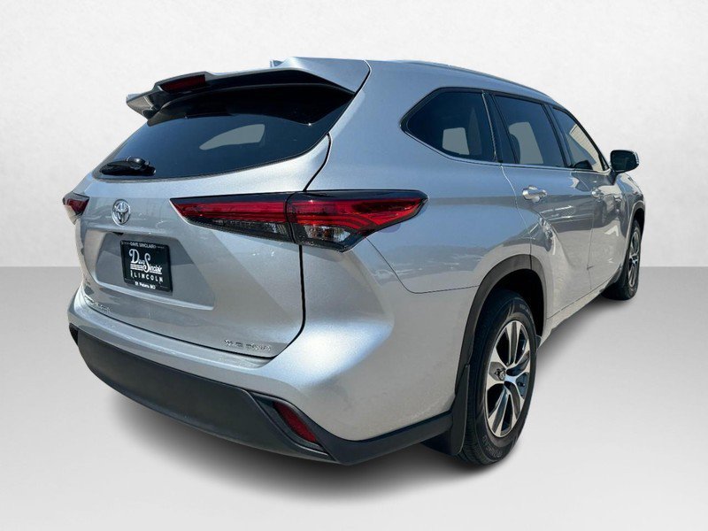 Used 2022 Toyota Highlander XLE AWD/4WD image 5