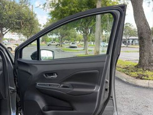 Used 2025 Nissan Versa SR FWD image 13