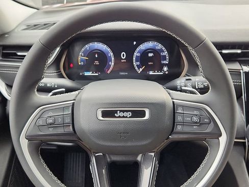 Used 2023 Jeep Grand Cherokee Laredo AWD/4WD image 19