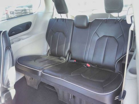 Used 2023 Chrysler Pacifica Limited image 9