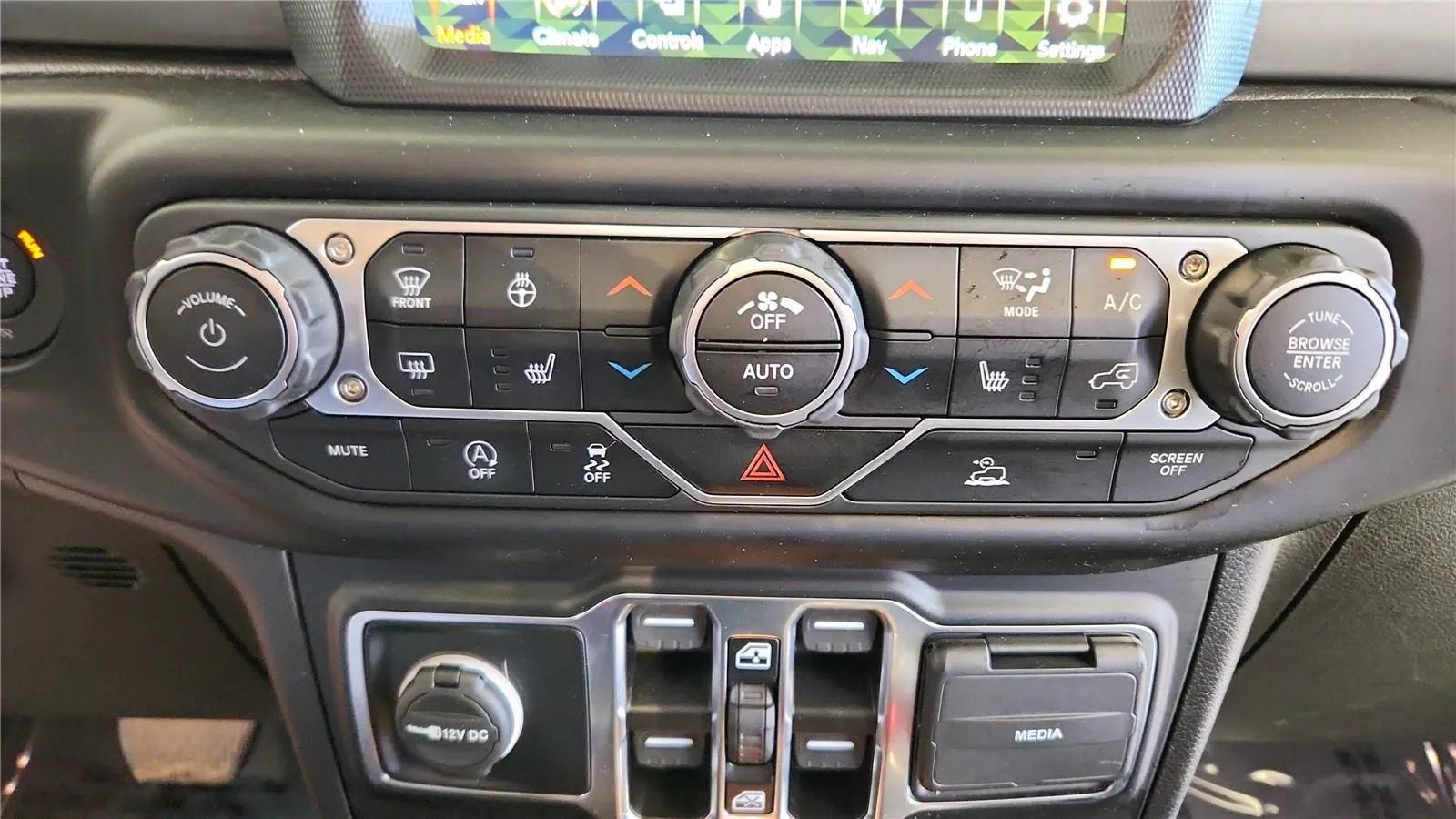 Used 2023 Jeep Gladiator Overland w/ Cold Weather Group AWD/4WD image 30