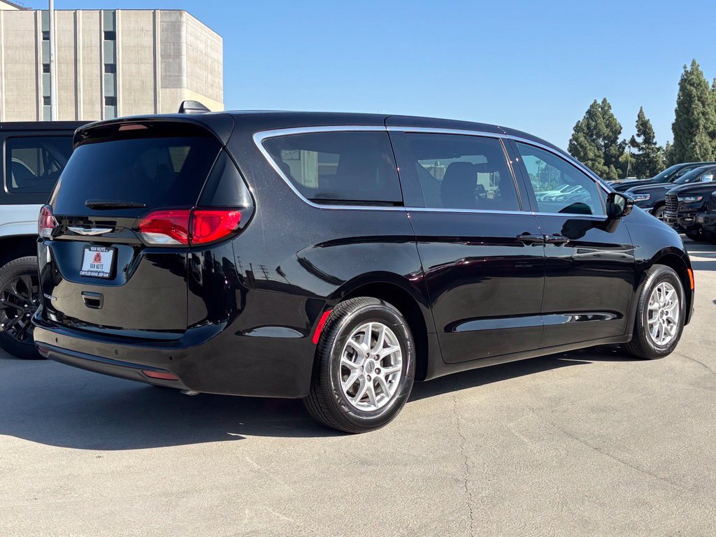 Used 2025 Chrysler Voyager LX FWD image 3