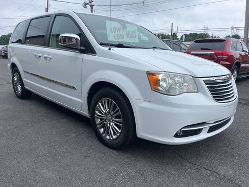 Used 2014 Chrysler Town & Country Touring-L FWD image 4