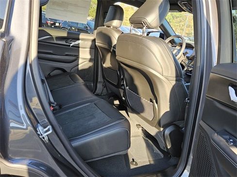 New 2025 Jeep Grand Cherokee Laredo image 13