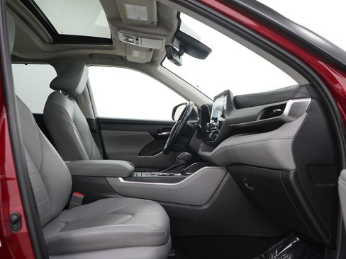 Used 2021 Toyota Highlander XLE AWD/4WD image 8