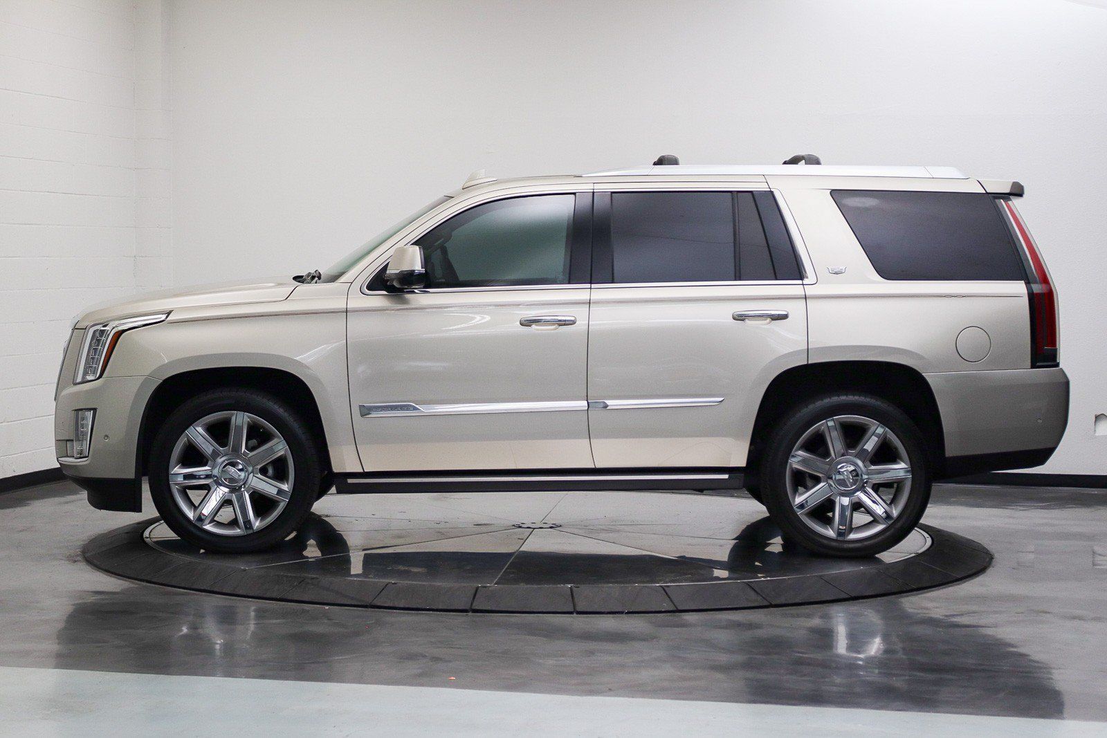 Used 2017 Cadillac Escalade Premium Luxury AWD/4WD image 10