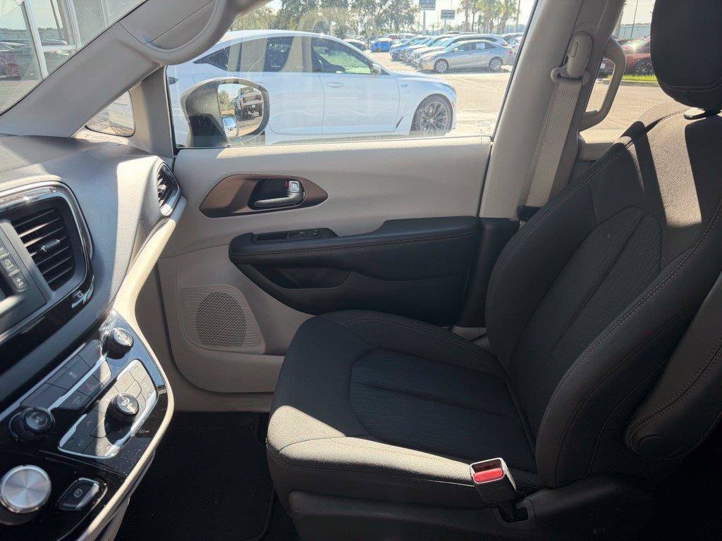 Used 2017 Chrysler Pacifica Touring FWD image 13