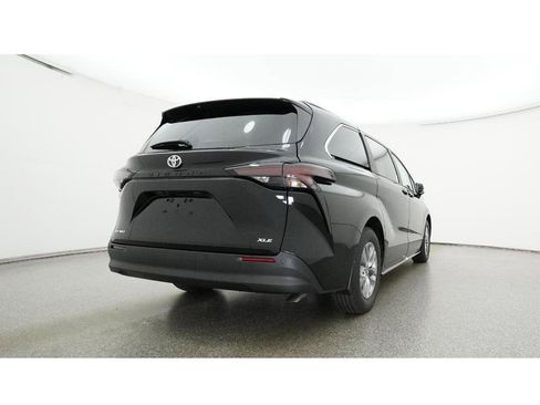 New 2026 Toyota Sienna XLE image 24