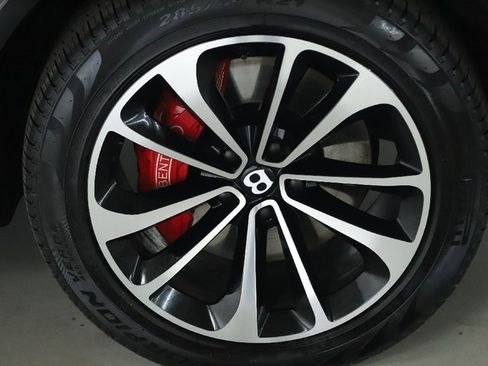 Used 2022 Bentley Bentayga image 40