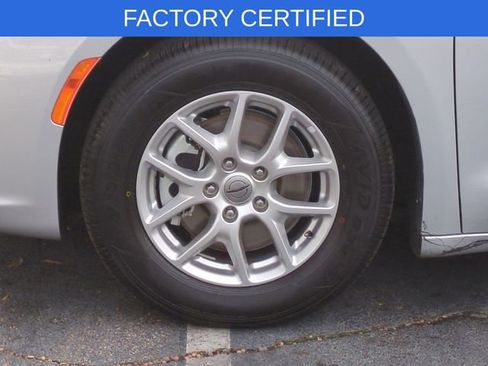 Certified 2024 Chrysler Pacifica Touring-L image 10