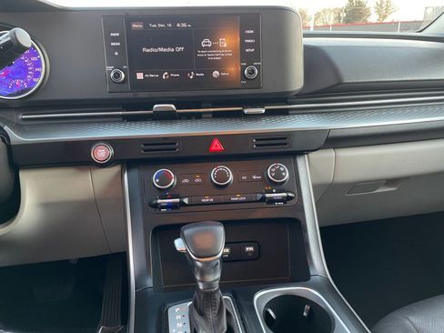 Used 2023 Kia Carnival LX image 20