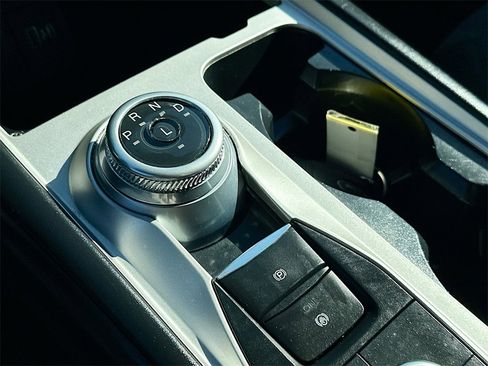 Used 2022 Ford Explorer XLT image 22