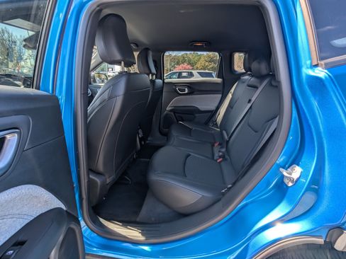 Used 2025 Jeep Compass Latitude image 11