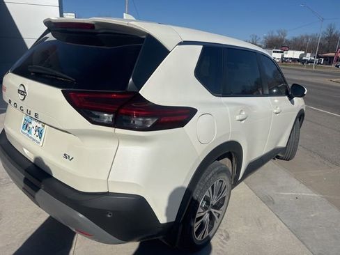 Used 2023 Nissan Rogue SV image 4