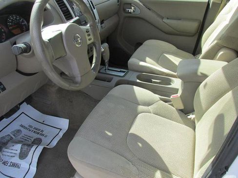 Used 2011 Nissan Frontier SV AWD/4WD image 7