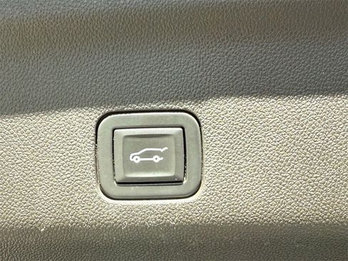 Used 2021 Chevrolet Suburban RST w/ Luxury Package image 19