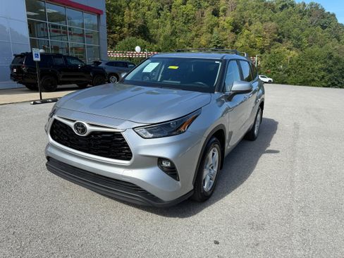 Used 2023 Toyota Highlander LE image 3