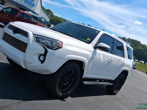 Used 2017 Toyota 4Runner SR5 Premium RWD image 25