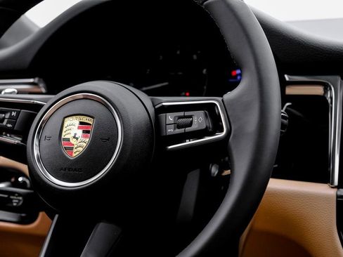 Used 2025 Porsche Macan image 19