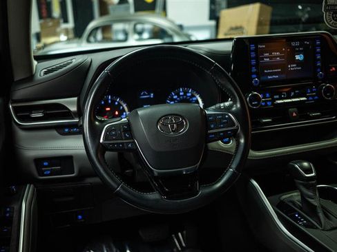 Used 2020 Toyota Highlander LE FWD image 18