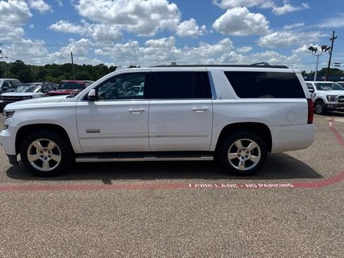 Used 2019 Chevrolet Suburban LT w/ LT Signature Package RWD image 4