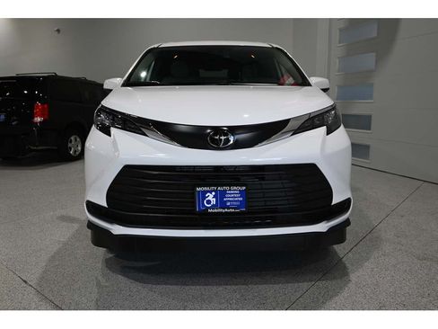 Used 2026 Toyota Sienna LE FWD image 4