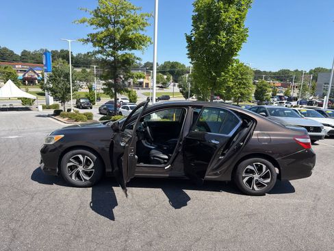 Used 2017 Honda Accord LX image 19